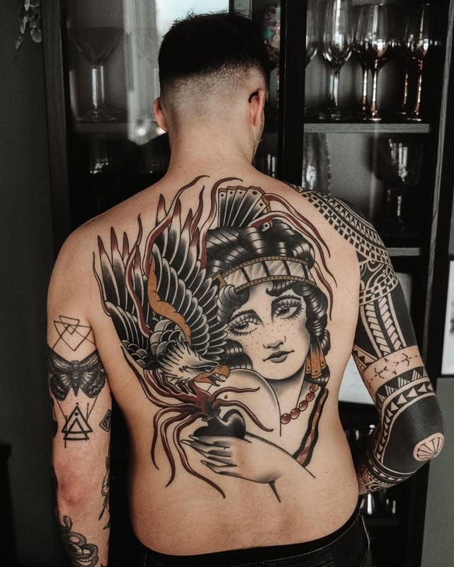 Großflächiges Rücken-Tattoo mit Adler und Frauenporträt