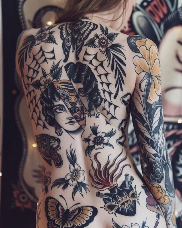 Rücken-Tattoo mit gespaltenem Frauen- und Tigergesicht, umgeben von Blumen