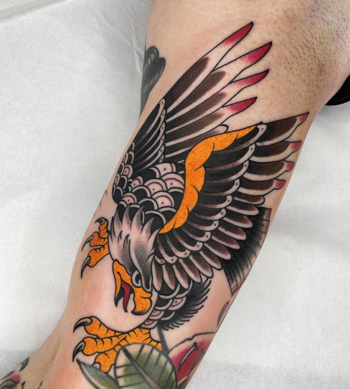 Adler mit ausgebreiteten Schwingen, farbiges Traditional-Tattoo
