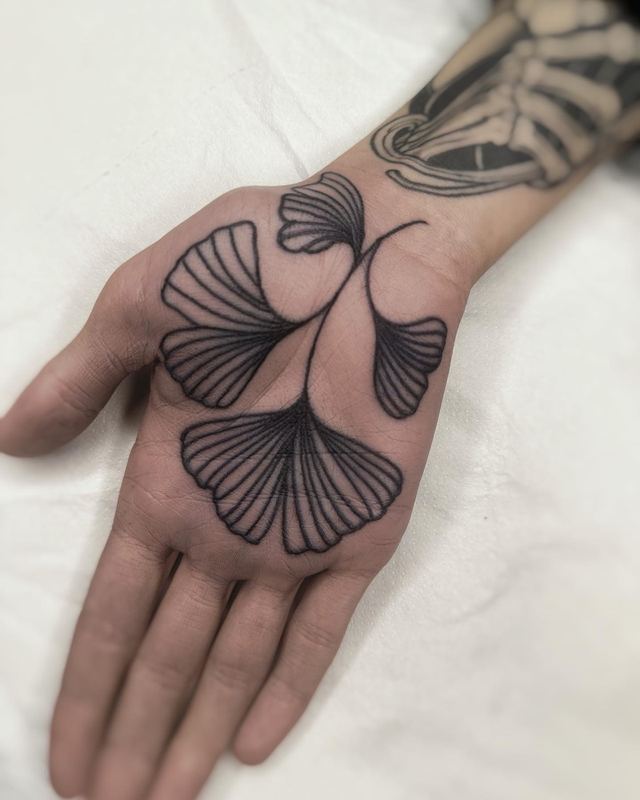 Filigranes Ginkgoblatt-Tattoo auf dem Handrücken