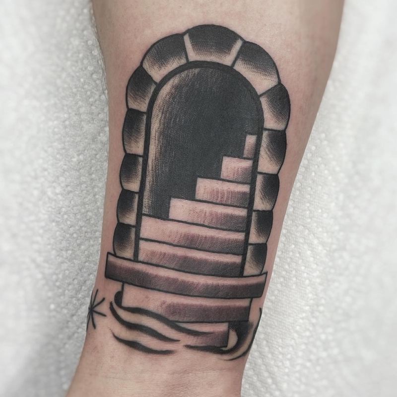 Grabstein-Tattoo mit Treppe und ausgestreckter Hand
