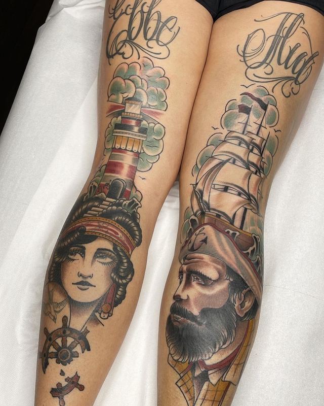 Zwei Bein-Tattoos: Leuchtturm mit Frauenporträt und Segelschiff mit Kapitän