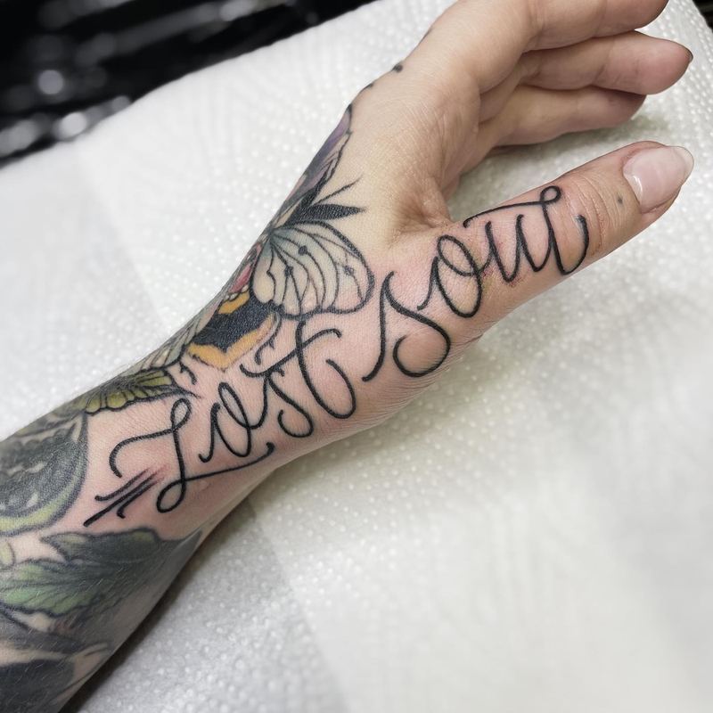 Handschrift-Tattoo „Lost Soul“ auf Handrücken und Finger