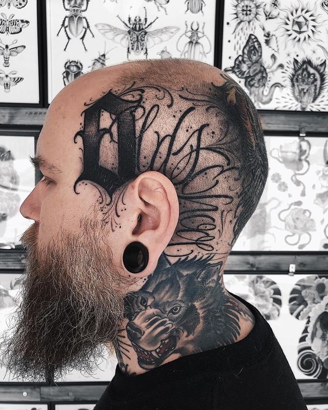 Hals-Tattoo mit Schriftzug und Wolfskopf