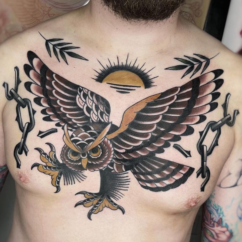 Eule mit gesprengten Ketten, Brust-Tattoo im Traditional-Stil