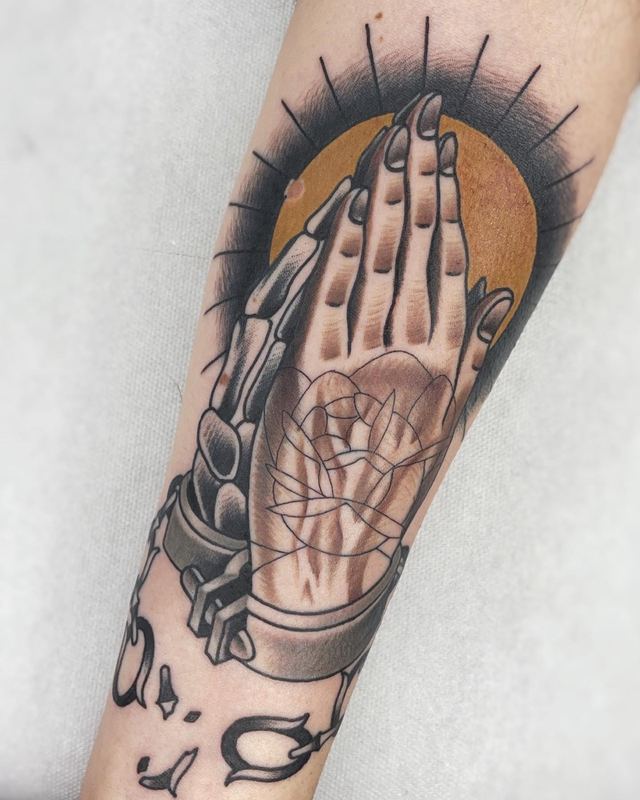 Betende Hände mit Skelett-Hand und Handschellen, Traditional-Stil