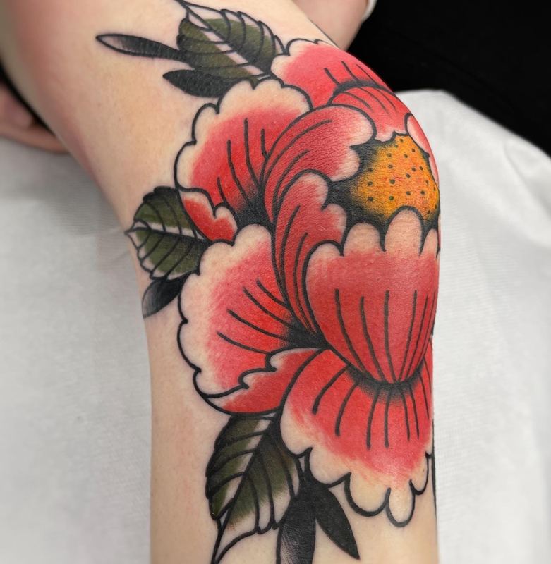 Große rote Pfingstrose, Traditional-Tattoo am Oberarm