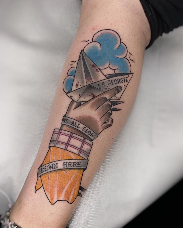 Papierboot-Tattoo mit Schriftzug „S.S. Georgie“, Horror-Referenz